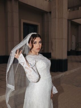 Elegant White Lace Long-Sleeve Bridal Gown with Veil